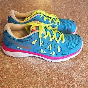 Girls youth tennis shoes Nike size 5